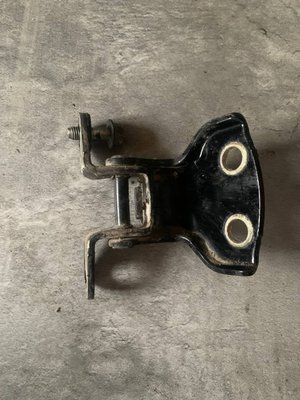 Петля задних правых дверей нижняя Chevrolet Aveo T200, 2006 г., хэтчбек, 96541514, б.у. 96541514 фото