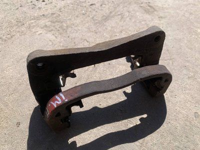 Скоба переднего суппорта Subaru Impreza 3, 2007-2011 г., 2.0 бензин, 26225AG080, б.у. 26225AG080 фото