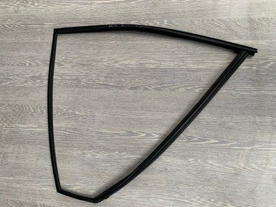 Уплотнитель стекла задних левых дверей Mazda 3 BK, хэтчбек, 2003-2009 г., б.у. 6+5+599 фото