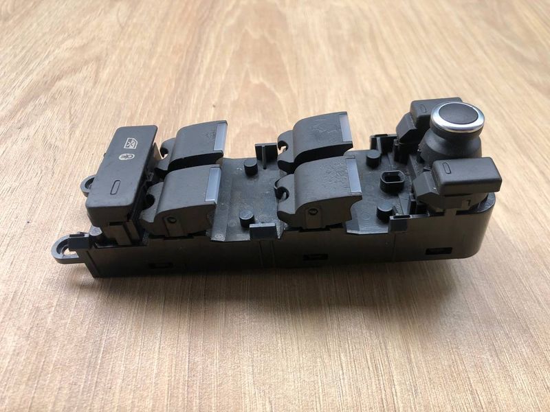 Блок управления стеклоподъемниками передний левый LR066075, CPLA14540AD Range Rover Vogue L405, б.у. LR066075, CPLA14540AD фото