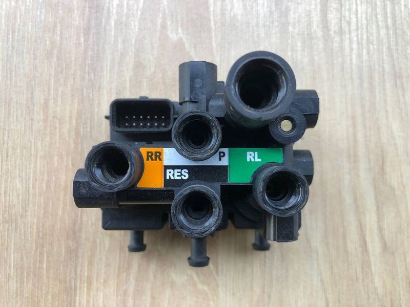 Блок клапанов пневмоподвески LR070246, CPLA5B710BC Range Rover Vogue L405, б.у. LR070246, CPLA5B710BC фото