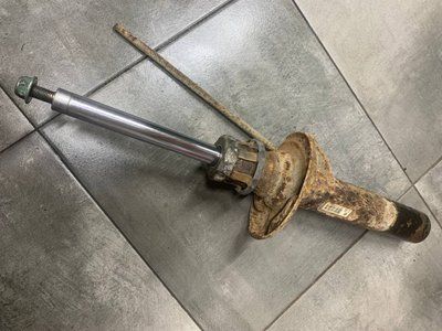Стійка амортизатора передня права Volkswagen Passat B6, 2005-2011 р., 3C0413031AC, б.в. 3C0413031AC фото