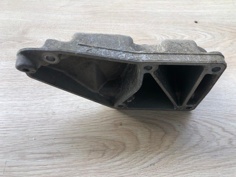 Кронштейн, опора двигуна ліва Mercedes w221, S-клас 2732231104 фото
