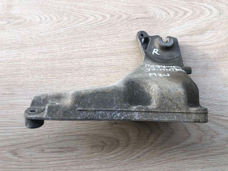 Кронштейн, опора двигуна ліва Mercedes w221, S-клас 2732231104 фото