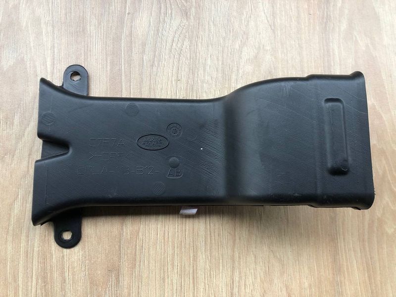 Патрубок правый под передним сиденьем LR035932, CPLA113B12AB Range Rover Vogue L405 б.у. LR035932, CPLA113B12AB фото