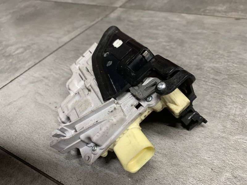 Замок передних правых дверей Volkswagen Passat B6, 2005-2011 г.,3C1837016B, б.у. 3C1837016B фото