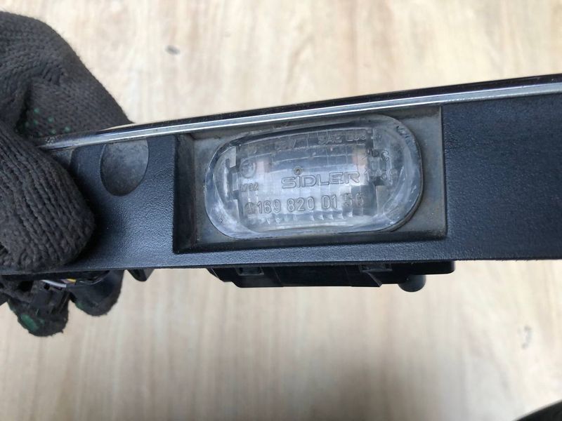 Планка підсвітки номера в зборі Mercedes W169 A-class, б.в 1698200156 1698200156 фото
