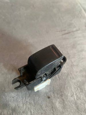 Кнопка стеклоподъемника передних правых дверей Nissan Almera N16, 2004 г., седан, 254110V000, б.у. 254110V00000 фото