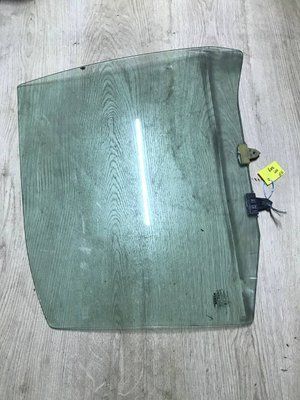 Скло задніх правих дверей Nissan Primera 11, 823002F000, б.в.  823002F000 фото