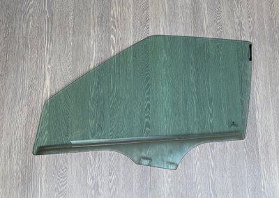 Стекло передних левых дверей Skoda Fabia 2, 2007 г., 5J0845021D, б.у. 5J0845021D фото