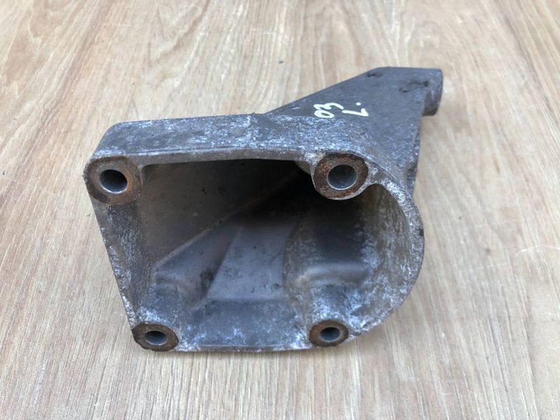 Лапа, кронштейн двигуна, ліва Mercedes C-class w203, Б.в 1112231604 1112231604 фото