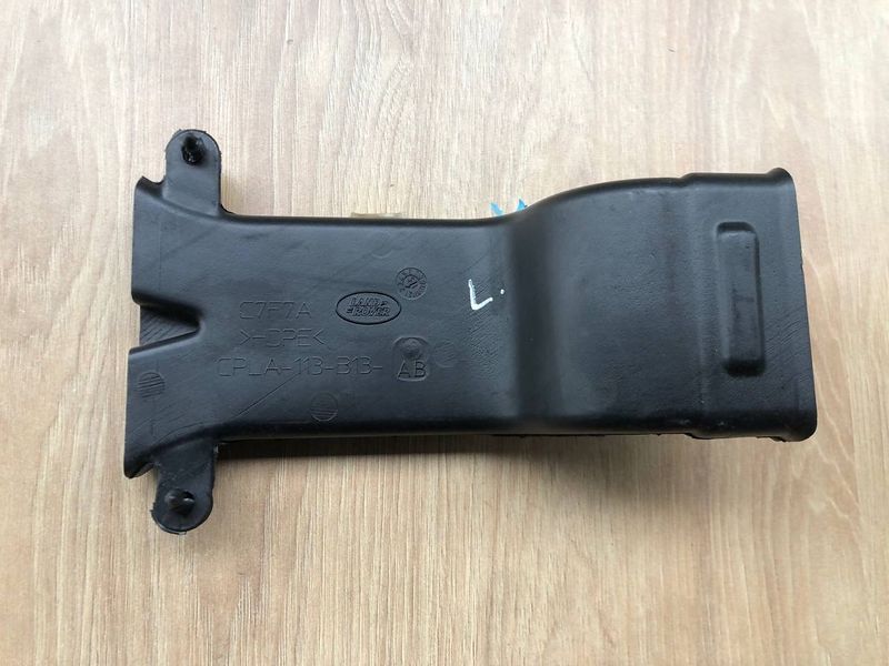 Патрубок воздуха левый под передним сиденьем LR035931, CPLA113B13AB Range Rover Vogue L405 б.у. LR035931, CPLA113B13AB фото