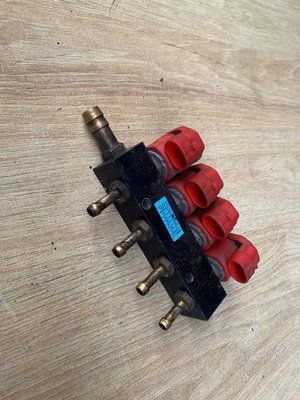 Газовые форсунки в сборе с рампой Nissan Almera Classic B10RS 2006-2012 г., 1.6 бензин, 67R010104, б.у. 67R010104 фото
