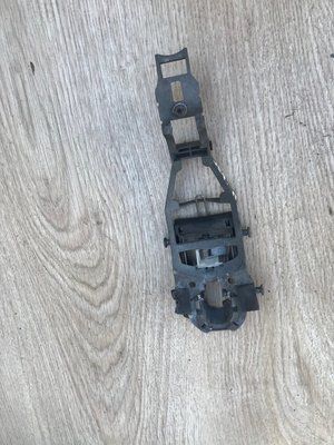 Кронштейн наружной передней ручки Volkswagen Jetta 2007 г., седан, 1K0837885A, б.у. 1K0837885A фото