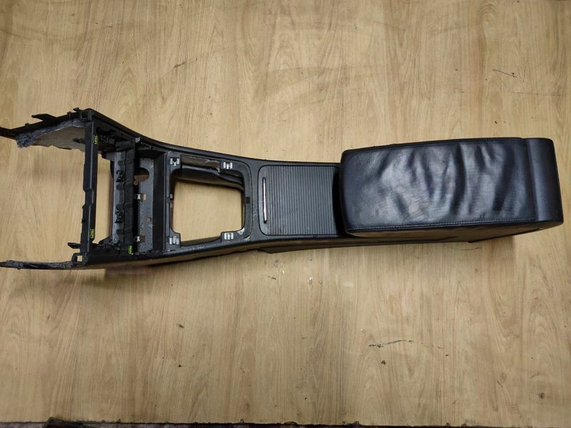 Центральная консоль с подлокотником Volkswagen Passat B6, 2009 г., 3C0864211B, б.у. 3C0864211B фото