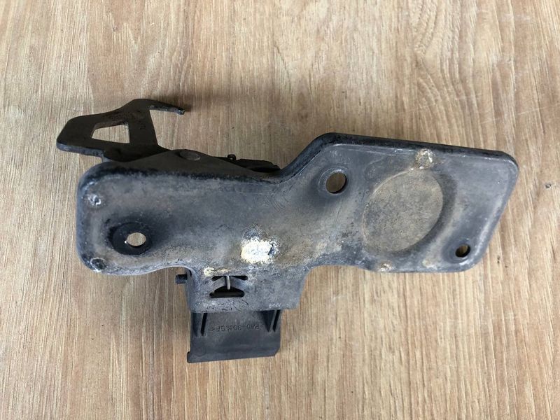 Крюк капота предохранительная защелка LR039011, LR137754, CK5216892AC Range Rover Vogue L405, б.у LR039011, LR137754, CK5216892AC фото