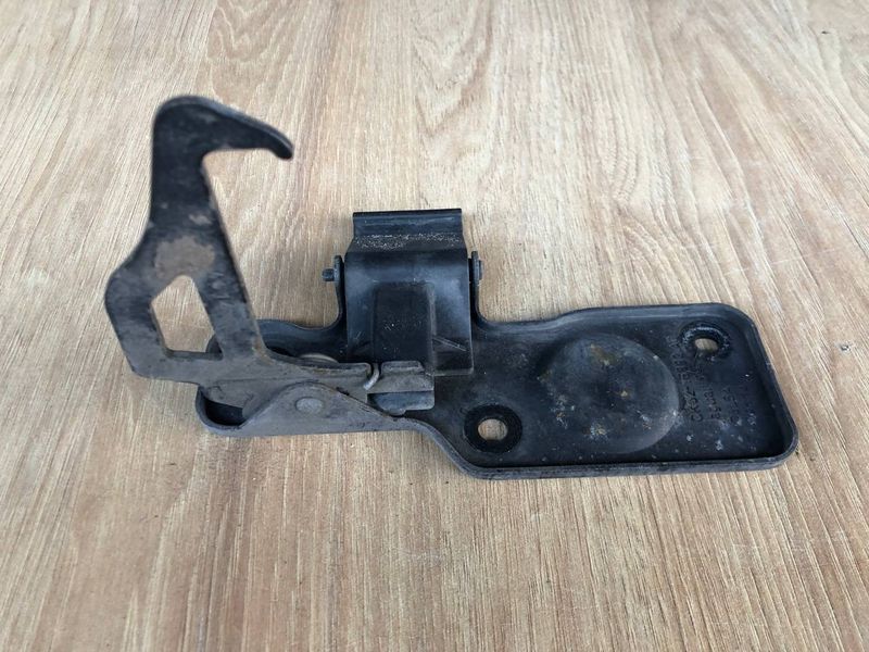 Крюк капота предохранительная защелка LR039011, LR137754, CK5216892AC Range Rover Vogue L405, б.у LR039011, LR137754, CK5216892AC фото