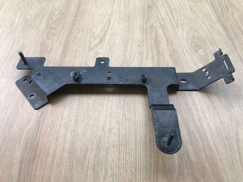 Кронштейн электропроводки на двигателе LR117835, CK5214536GC Range Rover Vogue L405, б.у. LR117835, CK5214536GC фото