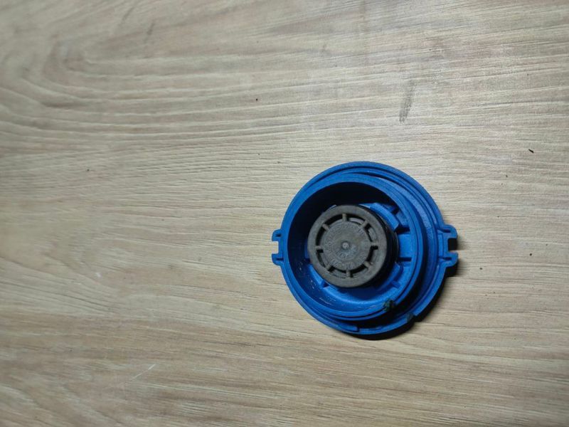 Пробка, кришка бачка антифризу Volkswagen Passat B6, 2007 р., 3B0121321, б.в. 3B012132111 фото