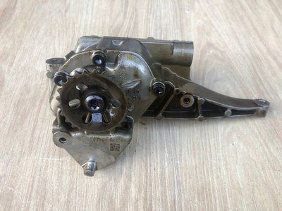 Масляний насос Mercedes двигун M273 V8, 4.7л.,б.в 2731800501 2731800501 фото