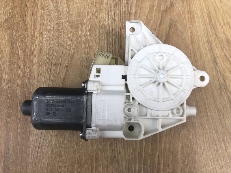 Мотор стеклоподъемника передней правой двери Mercedes W251 R-class, б.у. 2518200842 0130822272 фото
